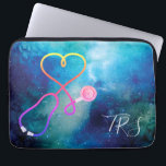 Medicinsk Doktor eller Nurse Blue Universe Laptop Fodral<br><div class="desc">Blå himmel universum-bakgrund som accentueras av ett stetoskop som formas som ett hjärta. Sjuksköterskor,  läkare och medicinska professioneller kommer att kärlek denna datorsleeve. Monogram med initialer eller titel.</div>