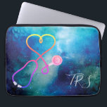 Medicinsk Doktor eller Nurse Blue Universe Laptop Fodral<br><div class="desc">Blå himmel universum-bakgrund som accentueras av ett stetoskop som formas som ett hjärta. Sjuksköterskor,  läkare och medicinska professioneller kommer att kärlek denna datorsleeve. Monogram med initialer eller titel.</div>