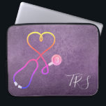 Medicinsk Doktor eller Nurse Lila Glitter Laptop Fodral<br><div class="desc">Bakgrunden för Faux lila glitter accentueras av ett stetoskop som formas som ett hjärta. Sjuksköterskor,  läkare och medicinska professioneller kommer att kärlek denna datorsleeve. Monogram med initialer eller titel.</div>