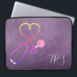 Medicinsk Doktor eller Nurse Lila Glitter Laptop Fodral<br><div class="desc">Bakgrunden för Faux lila glitter accentueras av ett stetoskop som formas som ett hjärta. Sjuksköterskor,  läkare och medicinska professioneller kommer att kärlek denna datorsleeve. Monogram med initialer eller titel.</div>