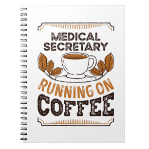Medicinsk sekreterare som arbetar med kaffekoffein anteckningsbok