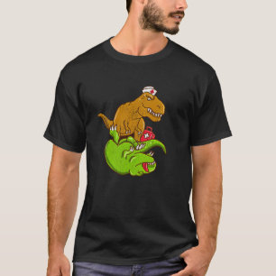 Medicinsk TRex utför hjärt-lungräddning Sjuksköter T Shirt