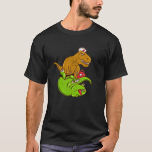 Medicinsk TRex utför hjärt-lungräddning Sjuksköter T Shirt