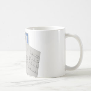 medicinskt stetoskop på läsningar för cardiogram kaffemugg