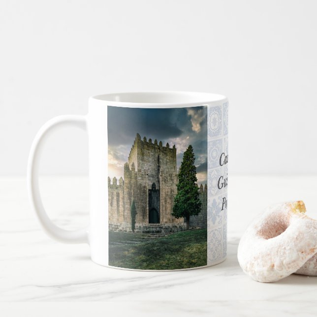 Medieval Castle of Guimaraes, Portugal. Kaffemugg (Med munk)