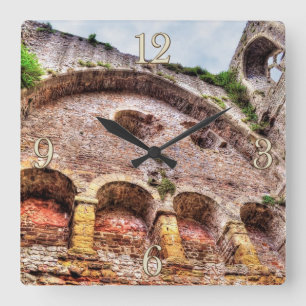 Medieval Chepstow Castle Monmouthshire, Wales, UK Fyrkantig Klocka
