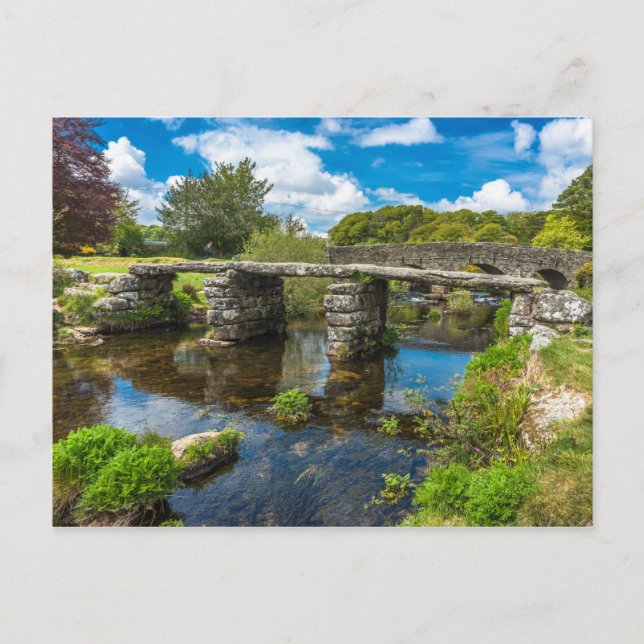 Medieval clapper bridge över floden i Dartmoor UK Vykort (Framsida)