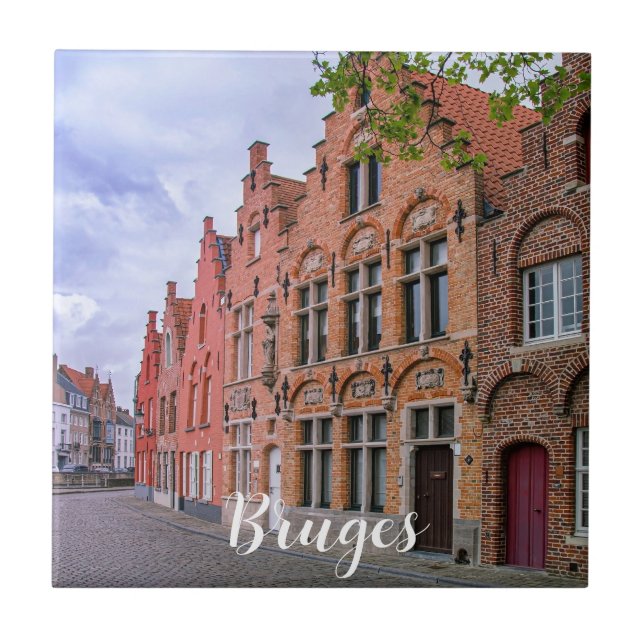 Medieval Colorful brick house in Bruges, Belgien Kakelplatta (Framsidan)