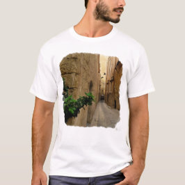 Medieval Narrow Street Tall Byggnad och Coach T Shirt