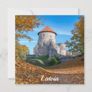 Medievalslott omgivet av skog