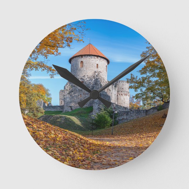 Medievalslott omgivet av skog rund klocka (Framsida)