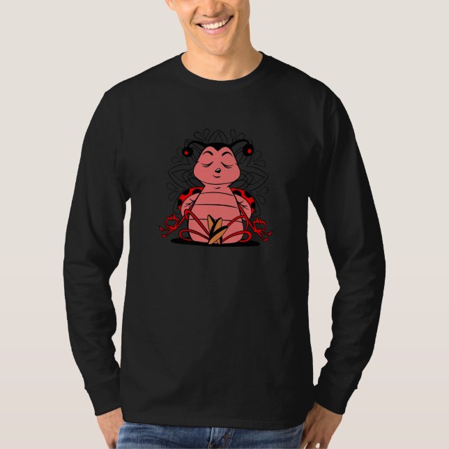 Meditating Ladybug doing yoga for meditation and m T Shirt (Framsida)