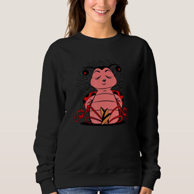 Meditating Ladybug doing yoga for meditation and m T Shirt (Framsida)