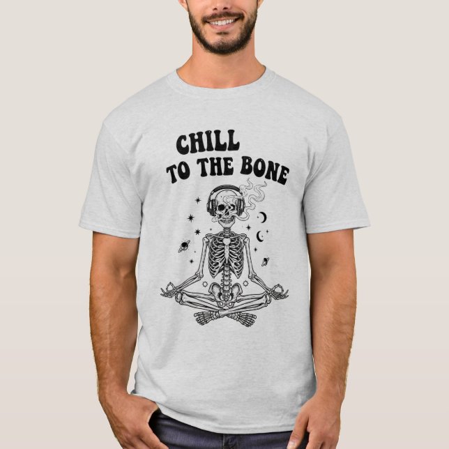 Meditating Skeleton med hörlurar i rymden T-Shirt (Framsida)
