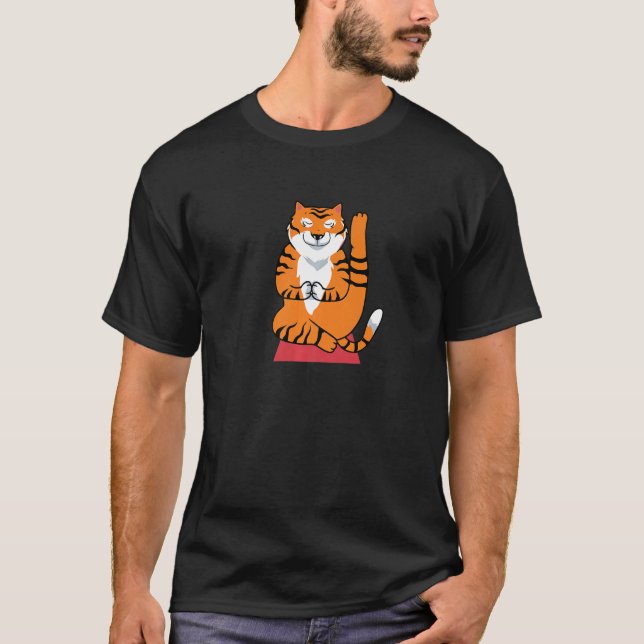 Meditating statue tiger relaxation mindfulness yog t shirt (Framsida)