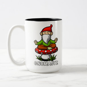 Meditation för Gnome för trädgård för Gnomaste Två-Tonad Mugg
