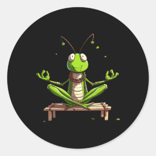 Meditations Grhopper Yoga Pose Avslappnande Djur _ Runt Klistermärke