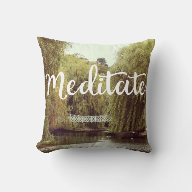 Meditera i parken inspirerande budskap kudde (Framsida)
