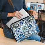 Mediterranean Tiles, Portugal, Azulejo, Majolica Laptop Fodral<br><div class="desc">Elegant,  snyggt och sofistikerat mönster med Medelhavsplattor i blått och vitt färg. Modern och trendig,  perfekt för Azulejo älskare i ditt liv.</div>