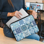 Mediterranean Tiles, Portugal, Azulejo, Majolica Laptop Fodral<br><div class="desc">Elegant,  snyggt och sofistikerat mönster med Medelhavsplattor i blått och vitt färg. Modern och trendig,  perfekt för Azulejo älskare i ditt liv.</div>