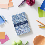 Mediterranean Tiles, Portugese, Azulejo, ditt namn iPad Mini Skydd<br><div class="desc">Elegant,  snyggt och sofistikerat mönster med Medelhavsplattor i blått och vitt färg. Modern och trendig,  perfekt för Azulejo älskare i ditt liv. Anpassa genom att lägga till namn,  smeknamn,  monogram eller initialer.</div>