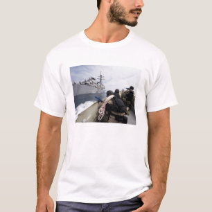 Medlemmar av besök, stiger ombord, söker tee shirt