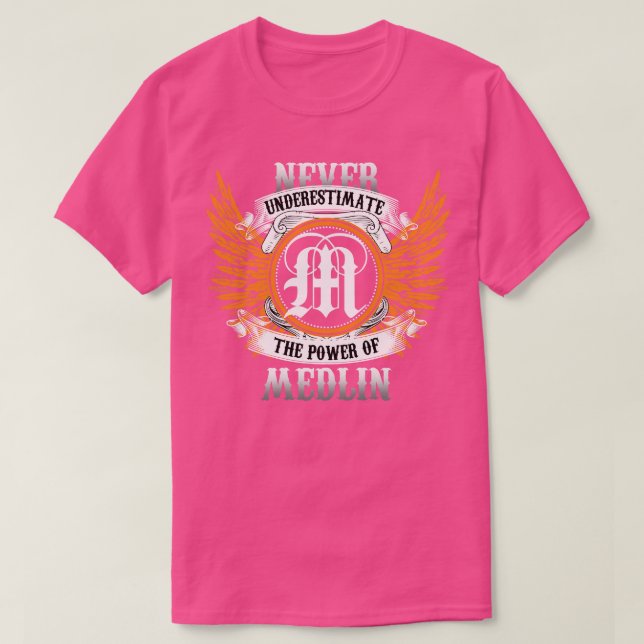 Medlin Namn Shirt underskattar aldrig T (Design framsida)