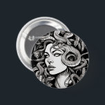 Medusa-huvudtatuering stil knapp<br><div class="desc">Medusas huvudbricka. Svart och vit gudinna medusa stift. Mörkens estetiska tillbehör. Grekisk mytologi älskare-presentidé. Medusa huvudtatuering för bläck stil-tillbehör.</div>