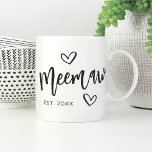Meemaw-år etablerat farmor kaffemugg<br><div class="desc">Skapa en söt keepsaké för mormor med den här enkla designen som innehåller "Meemaw" i handskisserade skript med text accentuerad med hjärtan. Anpassa henne till det år hon blev mormor för en söt Mors dag eller gravid-reklamgåva.</div>
