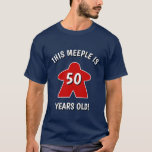 "Meeple är 50 år gammal!" Funny Birthday T Shirt<br><div class="desc">"Den här Meeple är 50 år gammal!",  rolig grafisk grafiktest för någon som vrider 50 år.</div>