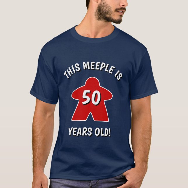"Meeple är 50 år gammal!" Funny Birthday T Shirt (Framsida)