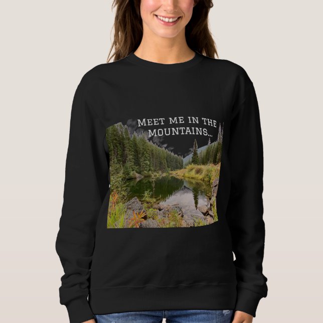 Meet Me In the Mountains Graphic Sweatshirt T Shirt (Framsida)