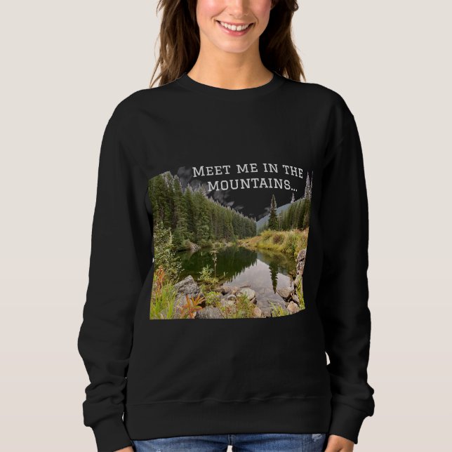 Meet Me In the Mountains Graphic Sweatshirt T Shirt (Framsida)