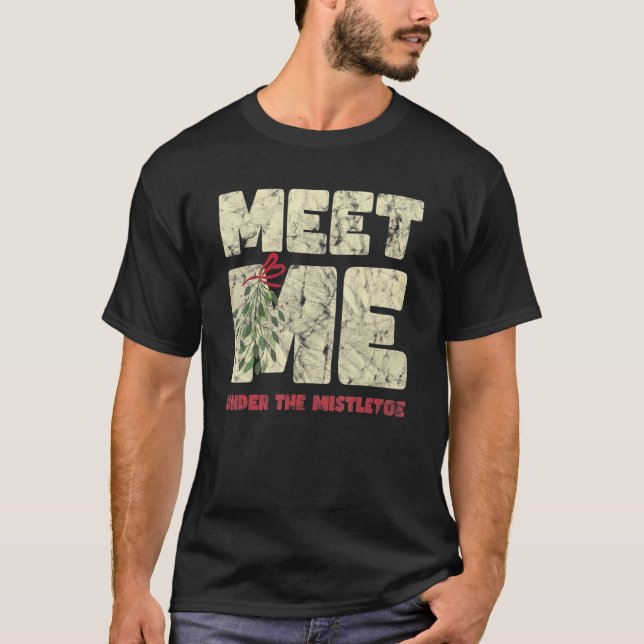 Meet Me Under The Mistletoe  Christmas T Shirt (Framsida)