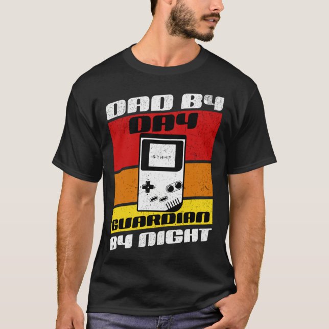 Meet the Ultimate Gamer Dad by Day Guardian By Nig T Shirt (Framsida)