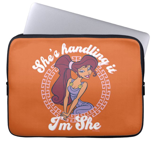 Megara - She's Handling It, I'm She Laptop Sleeve (Framsidan)