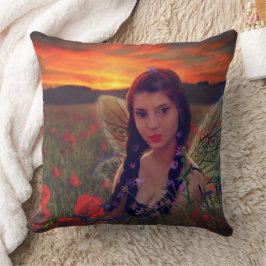 Mejeriet i Sunset i fält på poppies Fantasy Art Kudde