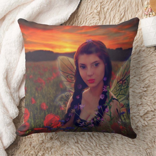 Mejeriet i Sunset i fält på poppies Fantasy Art Kudde (Filt)