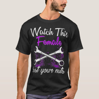 Mekaniska bevaka den här kvinnan som satsar på Nöt T Shirt