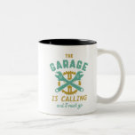 Mekaniskt Garage för reparation av Vintage anropas Två-Tonad Mugg<br><div class="desc">Garaget ringer och jag måste gå. Vintage- och retromekanisk utformning för automatisk mekanisk verkstadsindustri för reparation av bilar, motorcyklar, motorcyklar eller andra fordon. Coola och roliga varor för dem som kärlek återställer klassiskt och vintage bilar. Perfekt till verkstads- och verkstadsägare. Underbar julklapp och födelsedagspresent för far, farfar, morbror, vänner, kollega...</div>