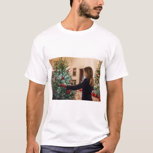 Melania trumf som dekorerar julgranen t shirt (Framsida)