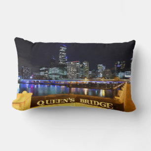 Melbourne Australia CBD Ljus over Queen's Bridge Lumbarkudde