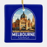Melbourne Australia Travel Art Vintage Julgransprydnad Keramik<br><div class="desc">Tryckdesign för Melbourne-reflektor. Melbourne är huvudstad i den sydöstra australiska staten Victoria. I stadens centrum finns den moderna federationstorget,  med plazas,  pub och restauranger vid Yarra-floden.</div>