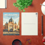 Melbourne Australia Travel Art Vintage Vykort<br><div class="desc">Tryckdesign för Melbourne-reflektor. Melbourne är huvudstad i den sydöstra australiska staten Victoria. I stadens centrum finns den moderna federationstorget,  med plazas,  pub och restauranger vid Yarra-floden.</div>