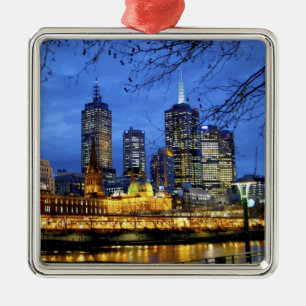 Melbourne, Australien. En natt-vy av Julgransprydnad Metall