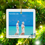Mele Kalikimaka Beach 2 Photo Tropical jul Julgransprydnad Keramik<br><div class="desc">En vacker julprydnad på stranden med ett familjefoto från din ö-semester som hålls i hörnet av en söt tropisk Hibiscus-blomma i underbar persikoblomma rosa med blå grönt handflatan löv. Ett annat fullt fotografi dekorerar baksidan av den dubbla-sidiga hawaiiska helgdag prydnadsämne.</div>