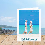 Mele Kalikimaka Beach Photo Family Brev Folded Helgkort<br><div class="desc">Ett helt enkelt vackert veckat julkort med ett familjefoto från din ö-semester som hålls i hörnet av en söt tropisk Hibiscus-blomma i underbar persikoblomma rosa med blå grönt handflatan löv. En söt ögonblicksbild med vit gräns runt ditt Hawaiianska helgdag-fotografi. Anpassa insidan med ett brev per år.</div>