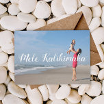 Mele Kalikimaka Chic Typography Simple Beach Photo Julkort<br><div class="desc">Chic Mele Kalikimaka helgdagskort för att fira en hawaiisk jul på stranden. Anpassa dessa soliga helgdagskort med ett eget semesterfoto från Hawaii eller andra havsöar. Ett foto av fullt dekorerar framsidan under vackert,  vitt skriptöverlägg och två foton av familjen av kvadratiska anpassningsbar hamnar på baksidan över ditt helgdag-meddelande.</div>
