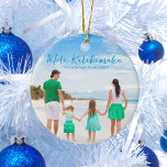 Mele Kalikimaka Family Beach Photo 2023 jul Julgransprydnad Keramik<br><div class="desc">Chic anpassade strandfamiljs fotojulprydnad med ditt favorittropiska foto i sol. Lägg till ett foto av ditt favoritminne från din ö-semester till kusten på framsidan och en på baksidan. En vacker prydnadsgåva vid kusten med söt blått skript över bild.</div>