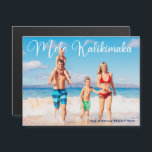 Mele Kalikimaka Family Photo Beach Magnet Card<br><div class="desc">De här söt strandmagnetjulkorten har ett eget sommarsemesterfoto från kusten med en elegant typografi i vitt som läser Mele Kalikimaka. Ett sött hawaiiskt sätt att säga God jul i stil på en tropisk ö. Ta mig till havet den här helgdag med det här magnetiska helgdag-kortet.</div>